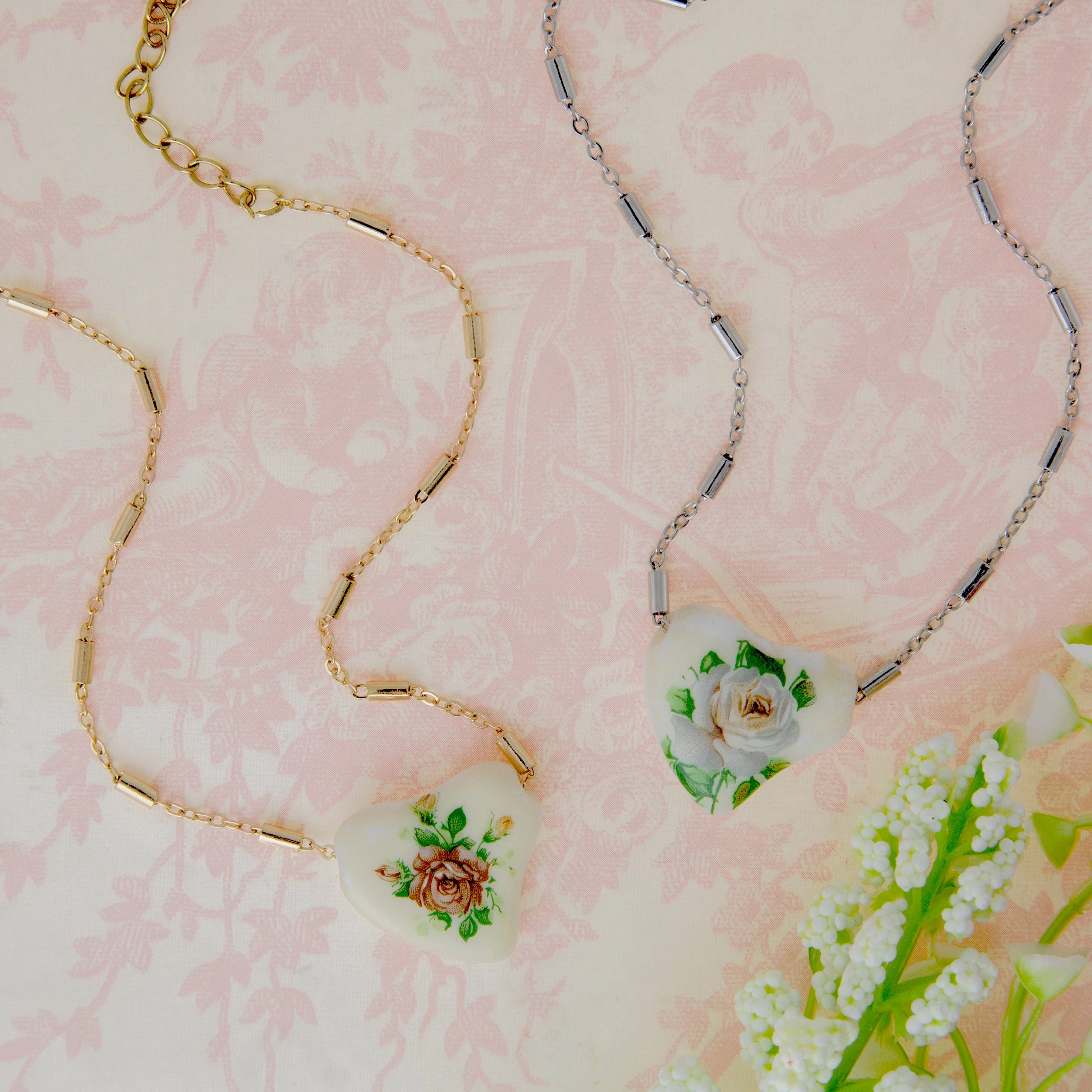 1928 Jewelry 85' Porcelain Heart & Rose Pendant Necklace 15"   3" Extension