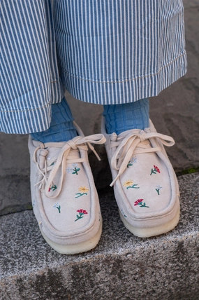 Clarks Wallabee Embroidered Taupe